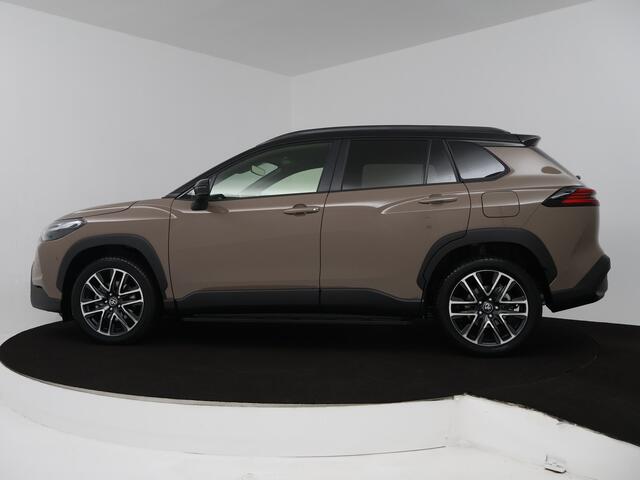 Toyota Corolla Cross Hybrid 180 Executive | All-season banden | Treeplanken |