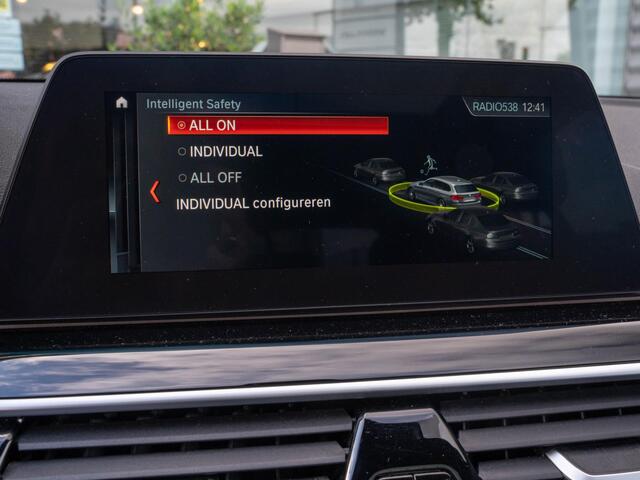 BMW 5-Serie Touring 520i High Executive / Pano / HUD / ACC / CarPlay / Stoelverwarming