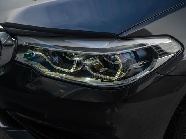 BMW 5-Serie Touring 520i High Executive / Pano / HUD / ACC / CarPlay / Stoelverwarming