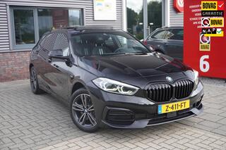 BMW 1-SERIE 118i / Pano / Apple Carplay / Parkeercamera / Sportstuur / Stoelverwarming / Sfeerverlichting / Dealeronderhouden