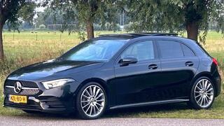 MERCEDES-BENZ A-KLASSE 200 AMG-LINE NAVIGATIE WIDESCREEN, APPLE CARPLAY, DAB RADIO, LEER, STOELVERWARMING, AMBI�NTEVERLICHTING, ELEC. PANORAMADAK, DISTRONIC, DODEHOEK+SPOORASSIST, PARKEERHULP V/A, ACHTERUITRIJCAMERA, LED LICHT, 19