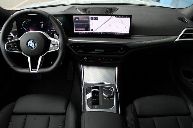 BMW 3-Serie Touring 330e M Sport Automaat / Trekhaak / Achteruitrijcamera / Sportstoelen / Comfort Access / Active Cruise Control / M Adaptief onderstel