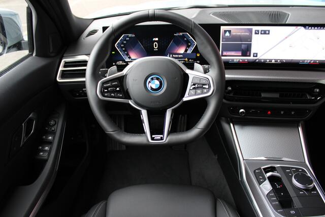 BMW 3-Serie Touring 330e M Sport Automaat / Trekhaak / Achteruitrijcamera / Sportstoelen / Comfort Access / Active Cruise Control / M Adaptief onderstel