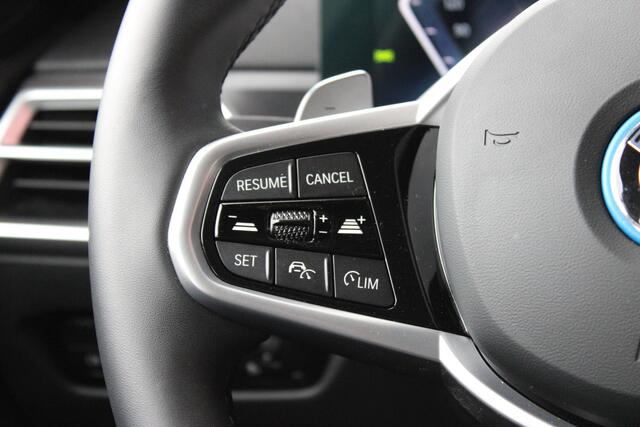 BMW 3-Serie Touring 330e M Sport Automaat / Trekhaak / Achteruitrijcamera / Sportstoelen / Comfort Access / Active Cruise Control / M Adaptief onderstel