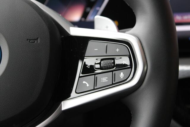 BMW 3-Serie Touring 330e M Sport Automaat / Trekhaak / Achteruitrijcamera / Sportstoelen / Comfort Access / Active Cruise Control / M Adaptief onderstel