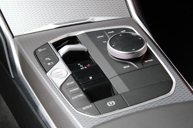 BMW 3-Serie Touring 330e M Sport Automaat / Trekhaak / Achteruitrijcamera / Sportstoelen / Comfort Access / Active Cruise Control / M Adaptief onderstel
