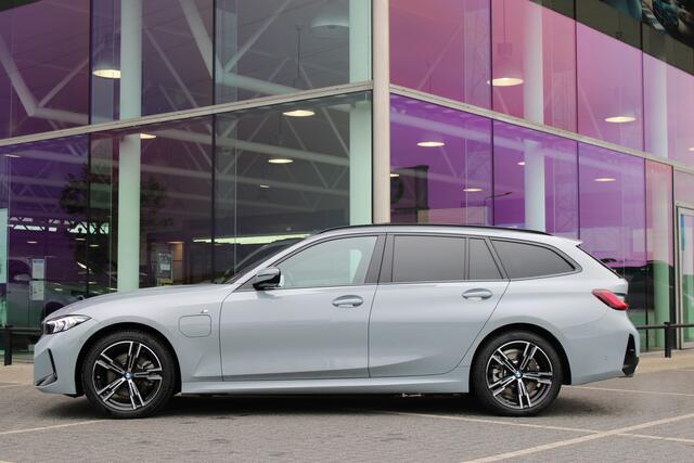 BMW 3-Serie Touring 330e M Sport Automaat / Trekhaak / Achteruitrijcamera / Sportstoelen / Comfort Access / Active Cruise Control / M Adaptief onderstel