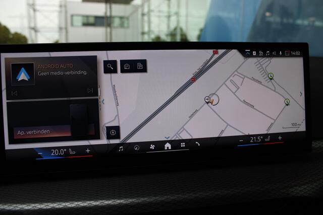 BMW 3-Serie Touring 330e M Sport Automaat / Trekhaak / Achteruitrijcamera / Sportstoelen / Comfort Access / Active Cruise Control / M Adaptief onderstel