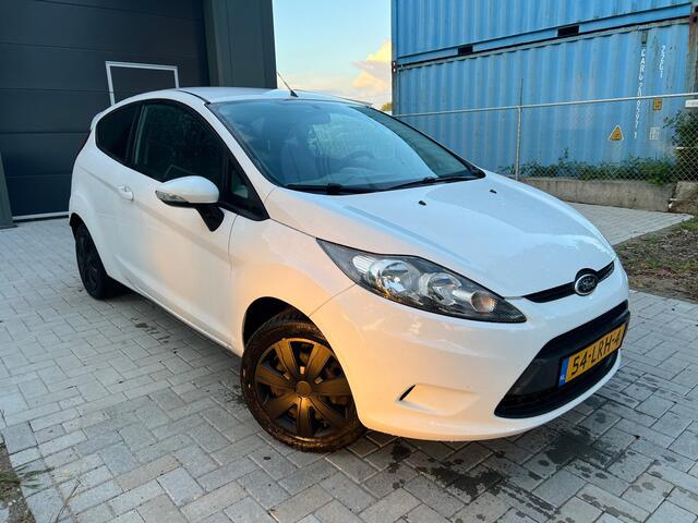 Ford Fiesta 1.4 Trend Black on white Jaar Apk