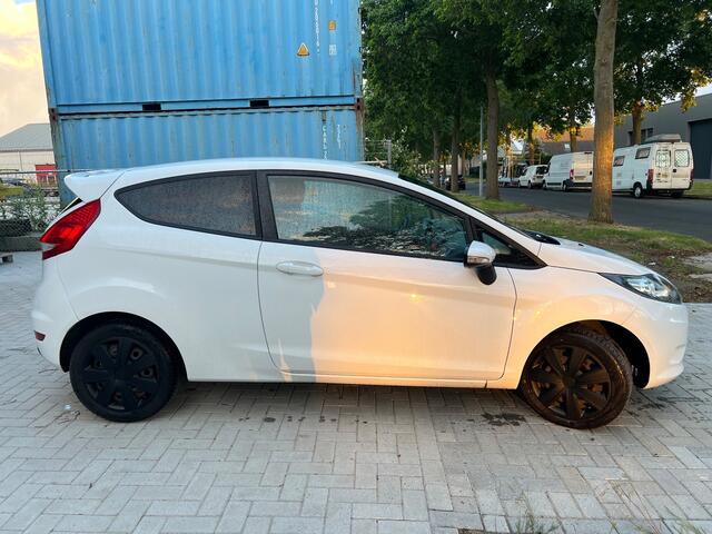 Ford Fiesta 1.4 Trend Black on white Jaar Apk