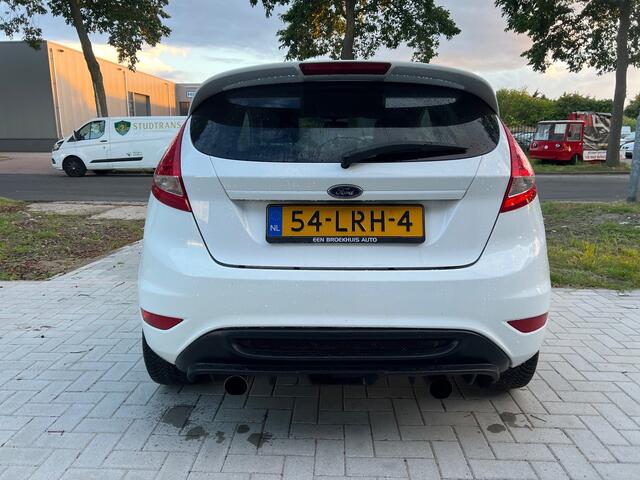 Ford Fiesta 1.4 Trend Black on white Jaar Apk