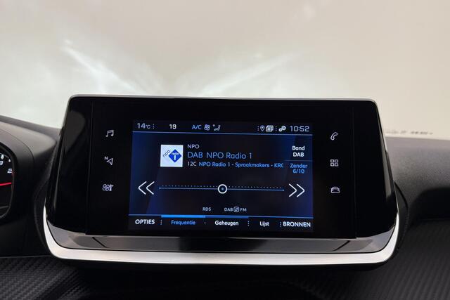 Peugeot 2008 1.2T Style 100pk | Parkeer Camera Achter | Navigatie | Privacy Glas Achter | Cruise Control | Full LED |  Lichtmetalen Velgen 16'' | Apple Carpla
