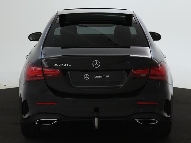 Mercedes-Benz A-Klasse 250 e Business Solution AMG | Trekhaak | Nightpakket | parkeerpakket met achteruitrijcamera | Verwarmde stoelen vooraan |