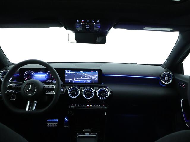 Mercedes-Benz A-Klasse 250 e Business Solution AMG | Trekhaak | Nightpakket | parkeerpakket met achteruitrijcamera | Verwarmde stoelen vooraan |