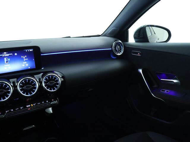Mercedes-Benz A-Klasse 250 e Business Solution AMG | Trekhaak | Nightpakket | parkeerpakket met achteruitrijcamera | Verwarmde stoelen vooraan |