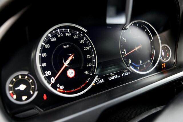 BMW X5 xDrive50i High Executive 7p. Rijklaarprijs-Garantie Panorama dak Leder Navigatie Head-up 20 Inch
