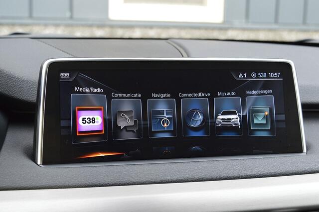 BMW X5 xDrive50i High Executive 7p. Rijklaarprijs-Garantie Panorama dak Leder Navigatie Head-up 20 Inch
