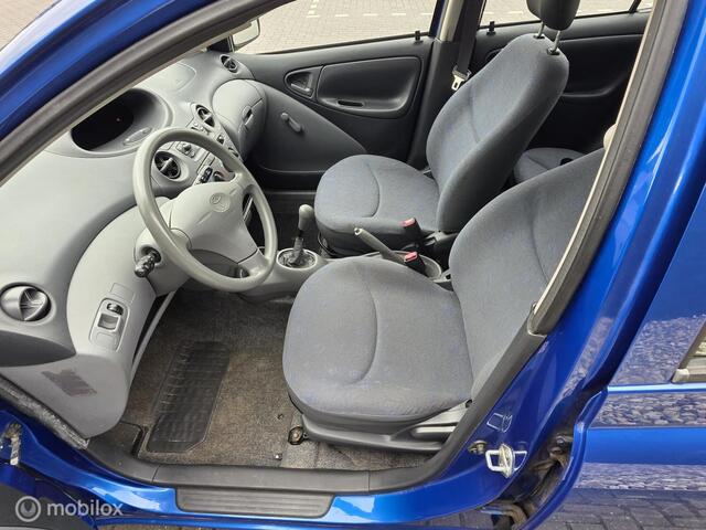 Toyota Yaris 1.0-16V VVT-i Terra - e apk