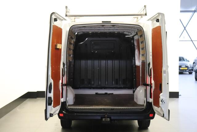 Renault Master 2.3 dCi 136PK EURO 6 - Airco - Cruise - Trekhaak - � 14.900,- Excl.