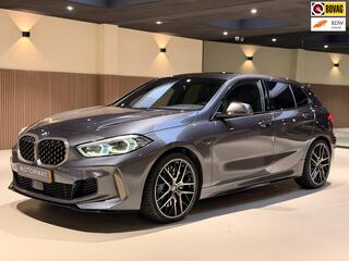 BMW 1-SERIE M135i xDrive High Executive Pano|M-Sport|HarmanKardon|HUD|Carplay|Stoel&Stuur verwarming|Keyless|Virtual Dash|ACC