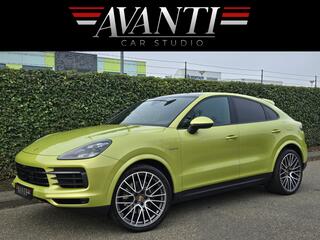 PORSCHE CAYENNE Coup� 3.0 E-Hybrid 4WD 340 PK PANO SLECHTS 12.212 KM !! LUCHTVERING ADAPTIVE CC 360* CAMERA UNIEKE KLEUR PERIDOT METALLIC AUTOMATISCH INKLAPBARE TREKHAAK STUUR STOEL VERWARMING