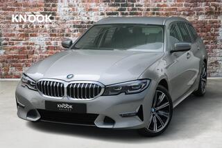 BMW 3-SERIE Touring 318i Executive Luxury Line / Trekhaak / Elektrisch Verstelbare Sportstoelen / LED / 18 Inch / Leder / Hifi / Chrome Line / DAB / Parkeersensoren voor+achter