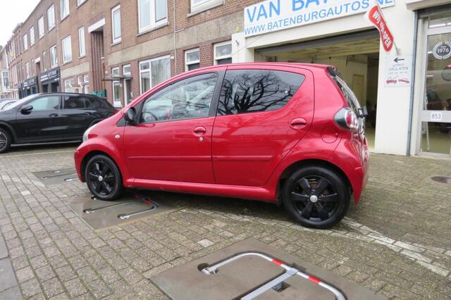 Toyota Aygo 1.0-12V Aspiration Red | Airco | Carkit | LMV | Te financieren v.a � 91,- p/m
