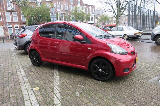 Toyota Aygo 1.0-12V Aspiration Red | Airco | Carkit | LMV | Te financieren v.a � 91,- p/m