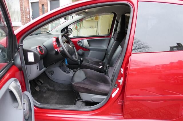 Toyota Aygo 1.0-12V Aspiration Red | Airco | Carkit | LMV | Te financieren v.a � 91,- p/m