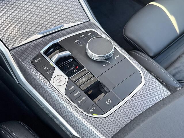 BMW 3-Serie Sedan 330e M-Sport Glazen Schuifdak | 19 inch | Active Cruise Controle