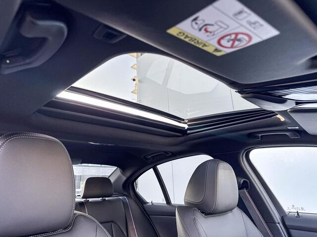 BMW 3-Serie Sedan 330e M-Sport Glazen Schuifdak | 19 inch | Active Cruise Controle