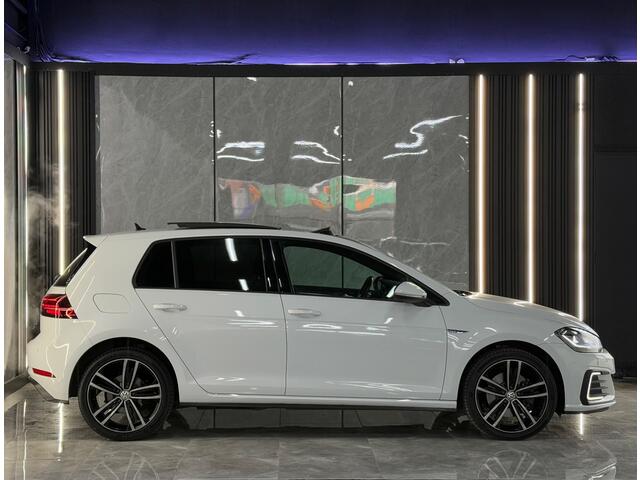 Volkswagen Golf 1.4 TSI PHEV GTE Pano | Stoelverwarming | Keyless Entry/Start | Sfeer | Carplay | elek. Trekhaak | NAP |Boekjes