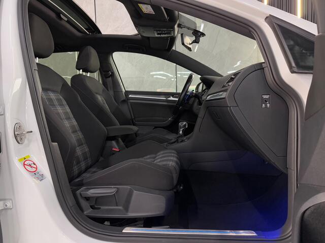 Volkswagen Golf 1.4 TSI PHEV GTE Pano | Stoelverwarming | Keyless Entry/Start | Sfeer | Carplay | elek. Trekhaak | NAP |Boekjes