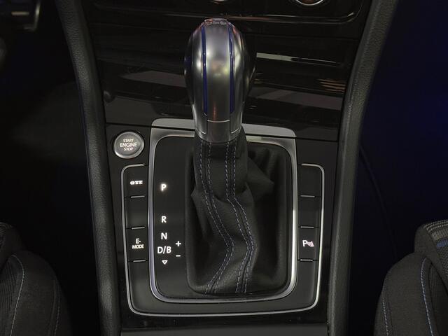 Volkswagen Golf 1.4 TSI PHEV GTE Pano | Stoelverwarming | Keyless Entry/Start | Sfeer | Carplay | elek. Trekhaak | NAP |Boekjes