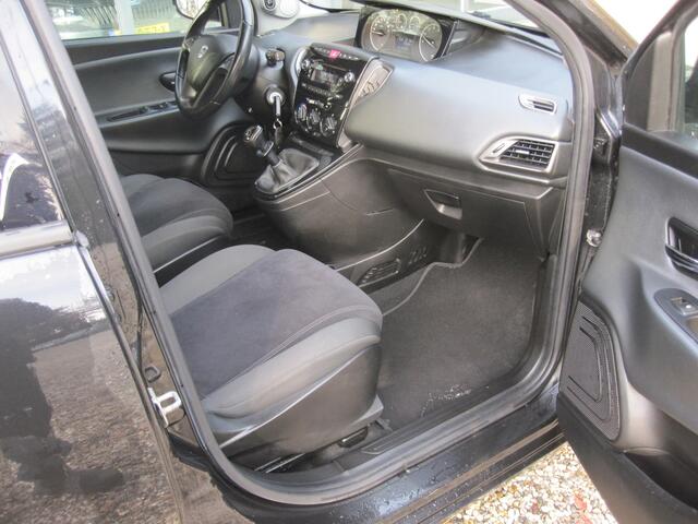 Lancia Ypsilon 0.9 TwinAir Gold met trekhaak apk 17-10-2026