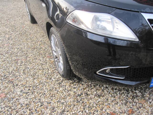 Lancia Ypsilon 0.9 TwinAir Gold met trekhaak apk 17-10-2026