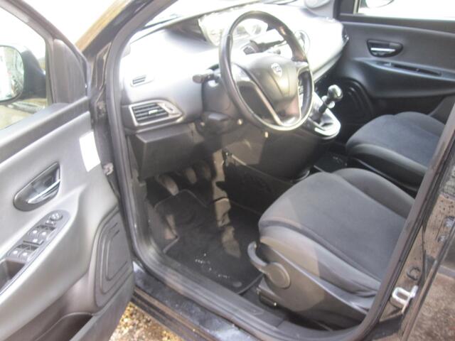 Lancia Ypsilon 0.9 TwinAir Gold met trekhaak apk 17-10-2026