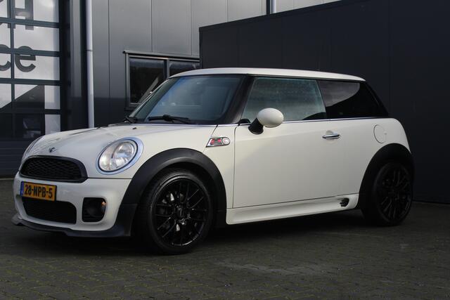 Mini Cooper Mini 1.6 Business Line 123pk | e APK | JCW look | Cruise | Airco | Start stop | 17 velgen | Elektr. ramen | 6-bak | Multifunctioneel stuur | Is