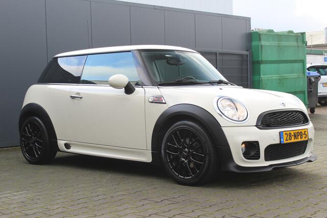 Mini Cooper Mini 1.6 Business Line 123pk | e APK | JCW look | Cruise | Airco | Start stop | 17 velgen | Elektr. ramen | 6-bak | Multifunctioneel stuur | Is