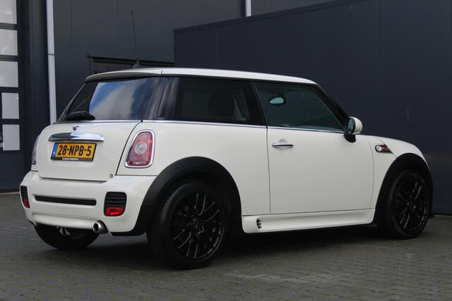 Mini Cooper Mini 1.6 Business Line 123pk | e APK | JCW look | Cruise | Airco | Start stop | 17 velgen | Elektr. ramen | 6-bak | Multifunctioneel stuur | Is