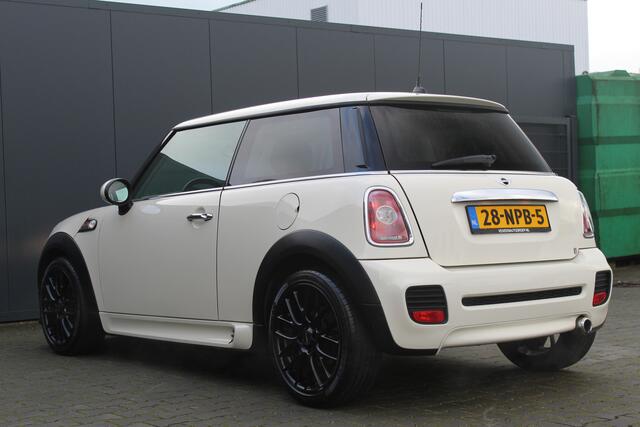 Mini Cooper Mini 1.6 Business Line 123pk | e APK | JCW look | Cruise | Airco | Start stop | 17 velgen | Elektr. ramen | 6-bak | Multifunctioneel stuur | Is