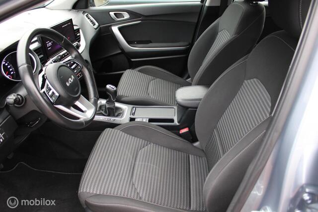 KIA CEE D Ceed Sportswagon 1.5 T-GDi 160 PK 4 cilinder DynamicLine, 1400KG Trekgewicht, Clima, Cruise, Navi, App connect, Pdc + Camera, Lmv, All season ba