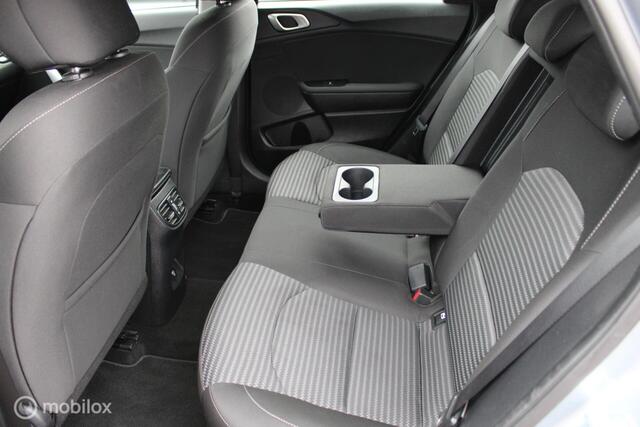 KIA CEE D Ceed Sportswagon 1.5 T-GDi 160 PK 4 cilinder DynamicLine, 1400KG Trekgewicht, Clima, Cruise, Navi, App connect, Pdc + Camera, Lmv, All season ba