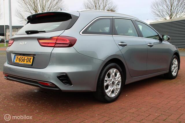 KIA CEE D Ceed Sportswagon 1.5 T-GDi 160 PK 4 cilinder DynamicLine, 1400KG Trekgewicht, Clima, Cruise, Navi, App connect, Pdc + Camera, Lmv, All season ba