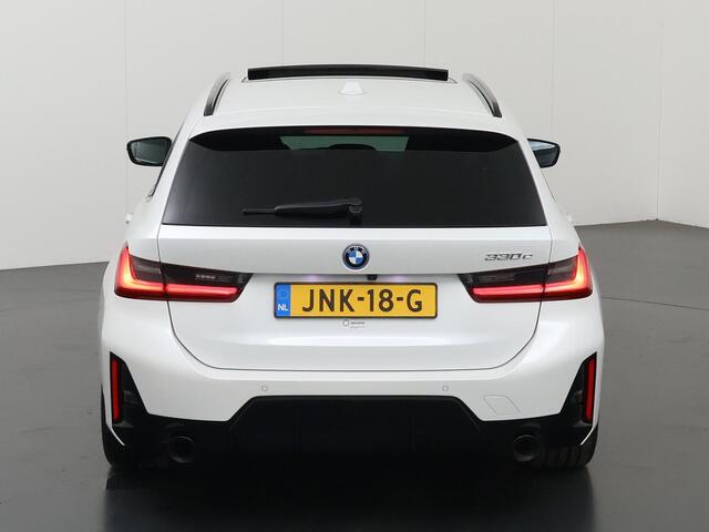 BMW 3-Serie Touring 330e M-Sport | M-Pakket | Panoramadak | Ele. stoelen + Geheugen | HUD | Sportstoelen | Camera | Apple CarPlay/Android auto | Adaptieve