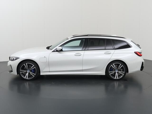 BMW 3-Serie Touring 330e M-Sport | M-Pakket | Panoramadak | Ele. stoelen + Geheugen | HUD | Sportstoelen | Camera | Apple CarPlay/Android auto | Adaptieve