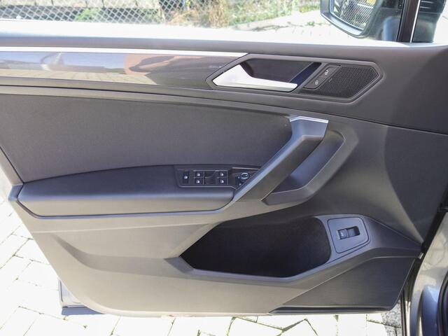 Volkswagen Tiguan Allspace 1.5 TSI DSG R-Line 7p. Navigatie Climate Control Lichtmetalen velgen DAB Led Stoelverwarming Apple Carplay/ Android Auto Lichtmetalen 