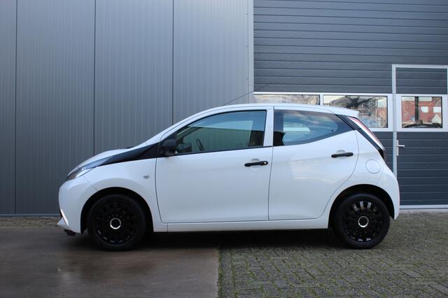 Toyota Aygo 1.0 VVT-i x-fun Airco / Bluetooth / Stuurwiel bed.