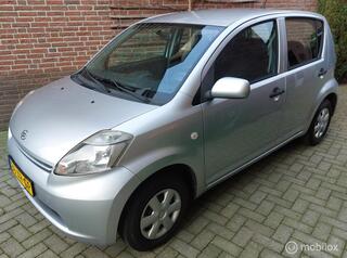 DAIHATSU SIRION 2 1.0-12V 5 Drs. Airco/APK 25-6-27/Nw. accu