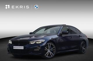 BMW 3-SERIE Sedan 320i High Executive M Sportpakket 19'' / Schuif-/kanteldak / Elektrisch verstelbare stoelen / Adaptieve Led